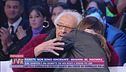 L'abbraccio tra Mughini e la Parietti