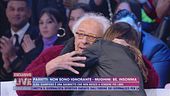 L'abbraccio tra Mughini e la Parietti