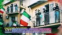 L'Italia non si arrende e canta dai balconi