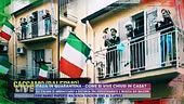 L'Italia non si arrende e canta dai balconi