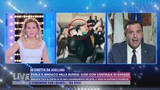 Parla il sindaco nella bufera: cori con centinaia di ragazzi