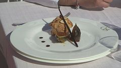 Bigné con mandorle, vincotto e fico caramellato