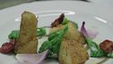 Baccalà su hummus di ceci neri e cipolla rossa