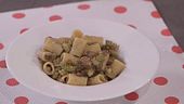 Mezze maniche con broccoli e salsicce