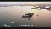 In volo sopra New York al tramonto