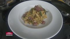 Tagliatelle con patate e salsiccia e torta gelato