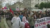 Macron cede, ritirata la riforma