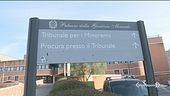 Le tolgono la figlia, si dà fuoco