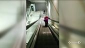 Porta la figlia disabile in braccio