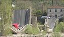 Crollato il ponte sul fiume Magra