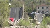 Crollato il ponte sul fiume Magra