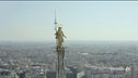 Le statue che dominano silenziosamente una Milano deserta