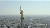 Le statue che dominano silenziosamente una Milano deserta