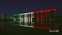 Lo storico palazzo Mondadori si tinge di bianco, rosso e verde