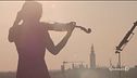 Le note emozionanti di un violino sui tetti di Cremona