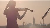 Le note emozionanti di un violino sui tetti di Cremona