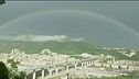 Le auto sul ponte dell'arcobaleno