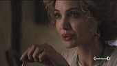 Angelina Jolie ancora mamma sul set