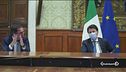Conte firma e divide l'Italia