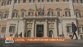 L'accusa: "I parlamentari non vanno in aula"