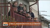 L'idea: il rosario recitato alla finestra