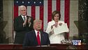 Trump legge il discorso, Nancy Pelosi lo strappa