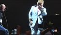 Elton John in lacrime "scusate non ho voce"