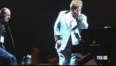 Elton John in lacrime "scusate non ho voce"