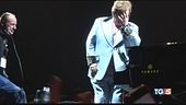 Elton John in lacrime "scusate non ho voce"