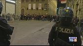 Violenza a Firenze Molotov contro la ps