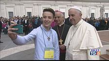 Papa ai giovani: alzate lo sguardo dai social