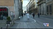 Il Papa da solo per le strade di Roma