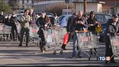 File continue fuori dai negozi