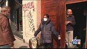 In Lombardia per strada coprendo bocca e naso