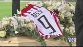 Rossi, oggi i funerali campionato con il lutto