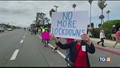 Usa contro lockdown l'Europa riapre a metà