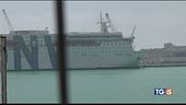 La nave per i migranti Tensioni, risse e fughe