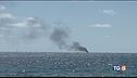Inferno in mare a fuoco barcone