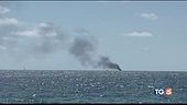 Inferno in mare a fuoco barcone