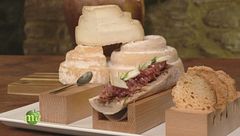 Ossobuco gratinato al forno, un impasto in tartare di salame nobile del Giarolo con nocciole piemontesi e Montebore stagionato