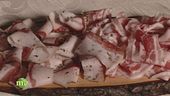 La preparazione della pancetta tesa steccata