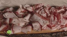 La preparazione della pancetta tesa steccata
