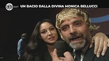 LUCCI: Un bacio a Monica Bellucci