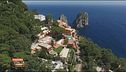 Capri riapre a metà