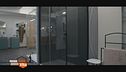 Una grande doccia per il bagno