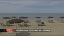 Stessa spiaggia, stesso mare. Ma a distanza