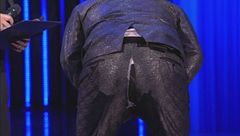 Incidente di percorso per Pio: i pantaloni hanno ceduto!