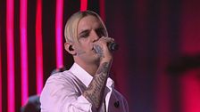 Achille Lauro canta "Marilù", il suo nuovo singolo