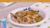 Fusilli cacio e pepe con fiori di zucca