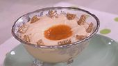 Mousse al caramello con salsa di albicocche